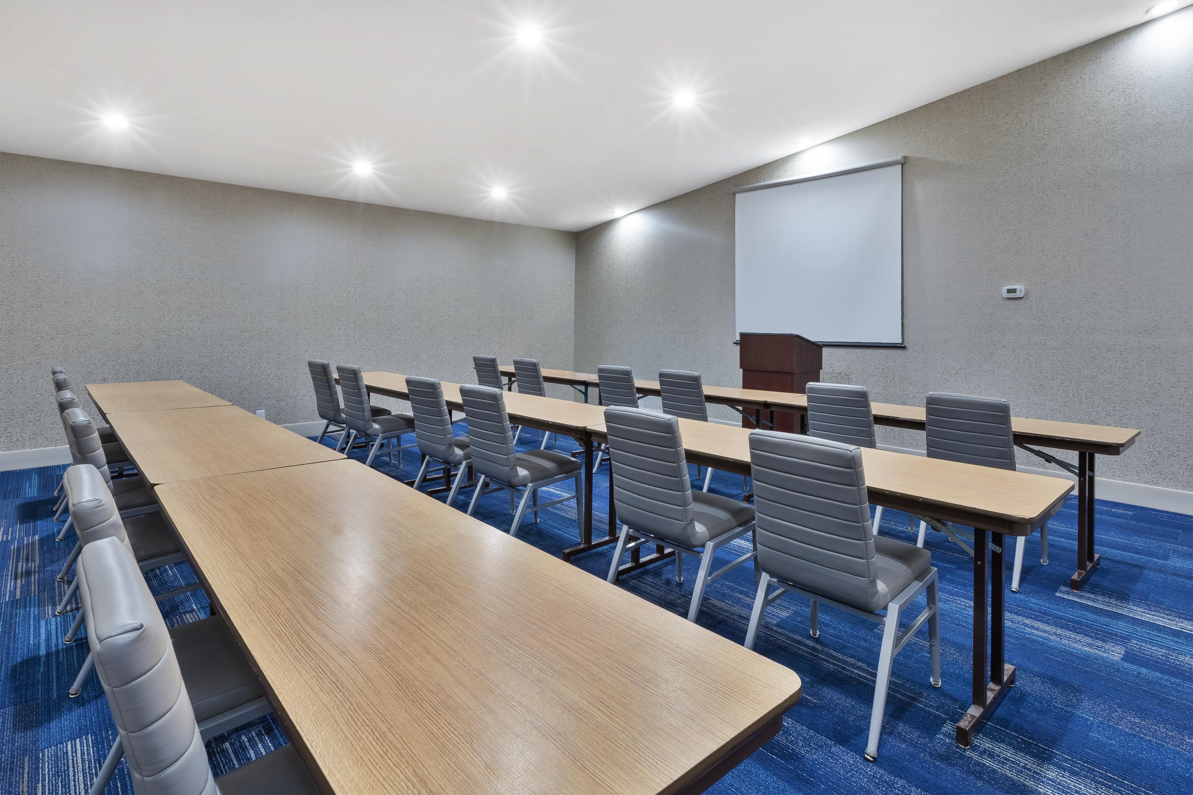 Holiday Inn Express Detroit-Warren/General Motors Technology Center By Ihg Exterior photo