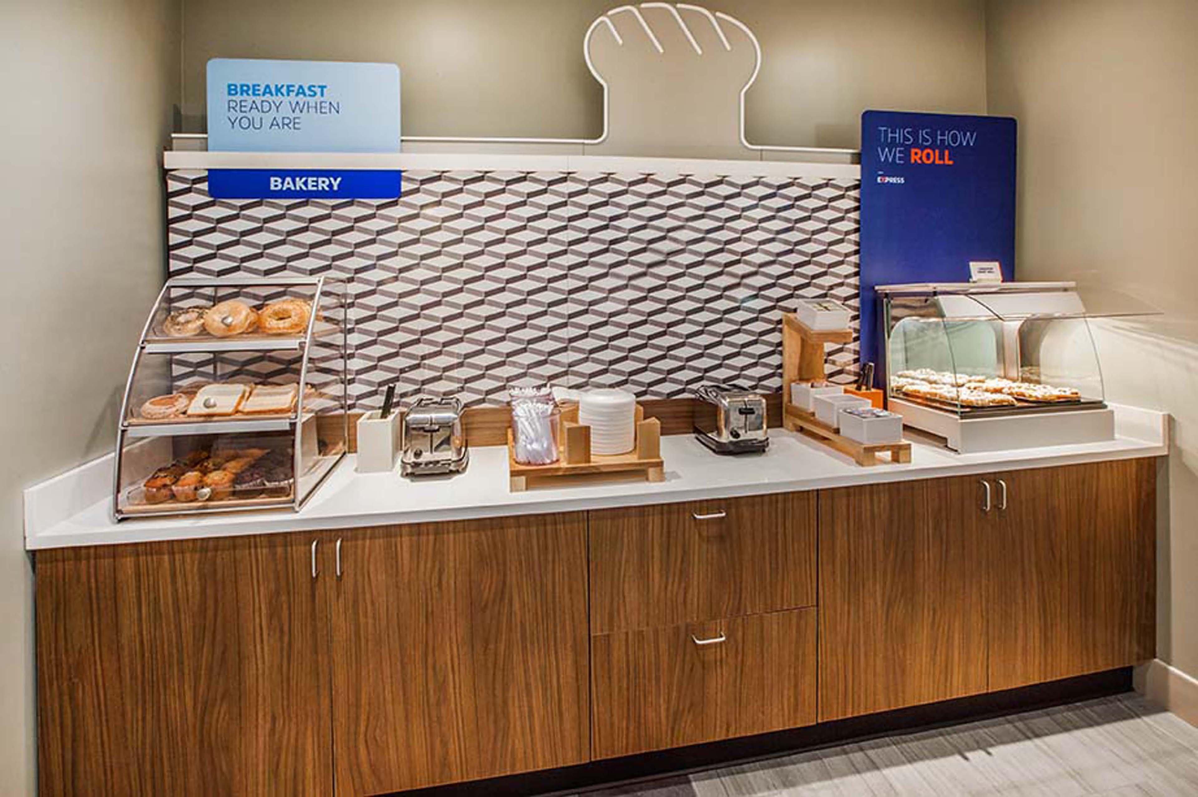 Holiday Inn Express Detroit-Warren/General Motors Technology Center By Ihg Exterior photo