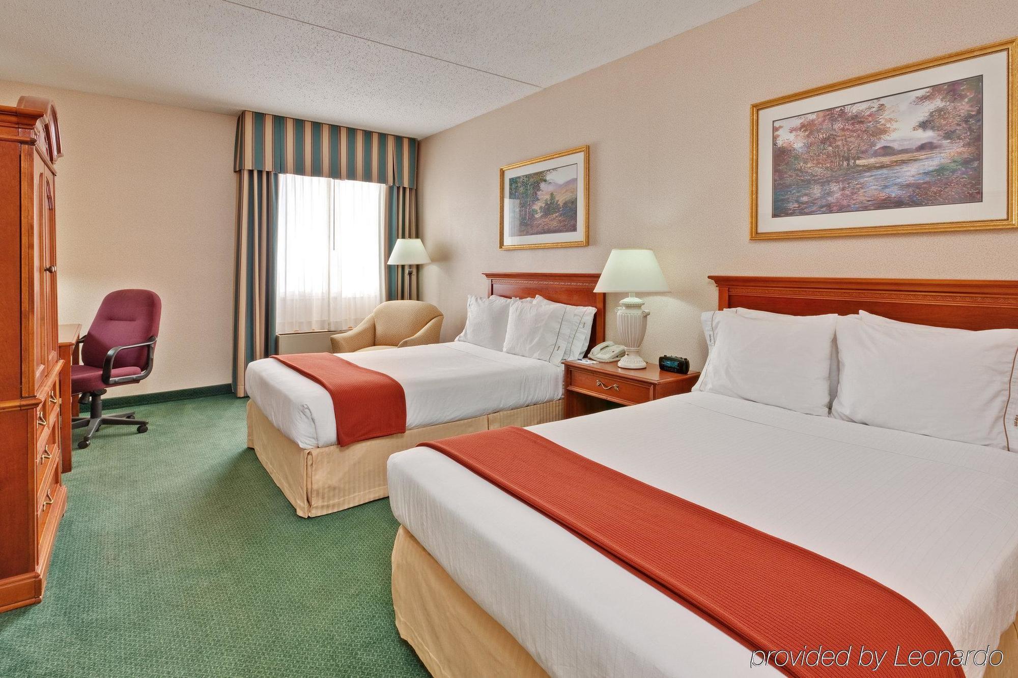 Holiday Inn Express Detroit-Warren/General Motors Technology Center By Ihg Room photo