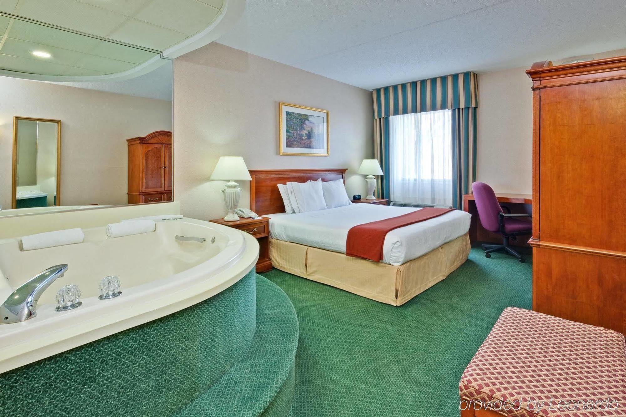 Holiday Inn Express Detroit-Warren/General Motors Technology Center By Ihg Room photo